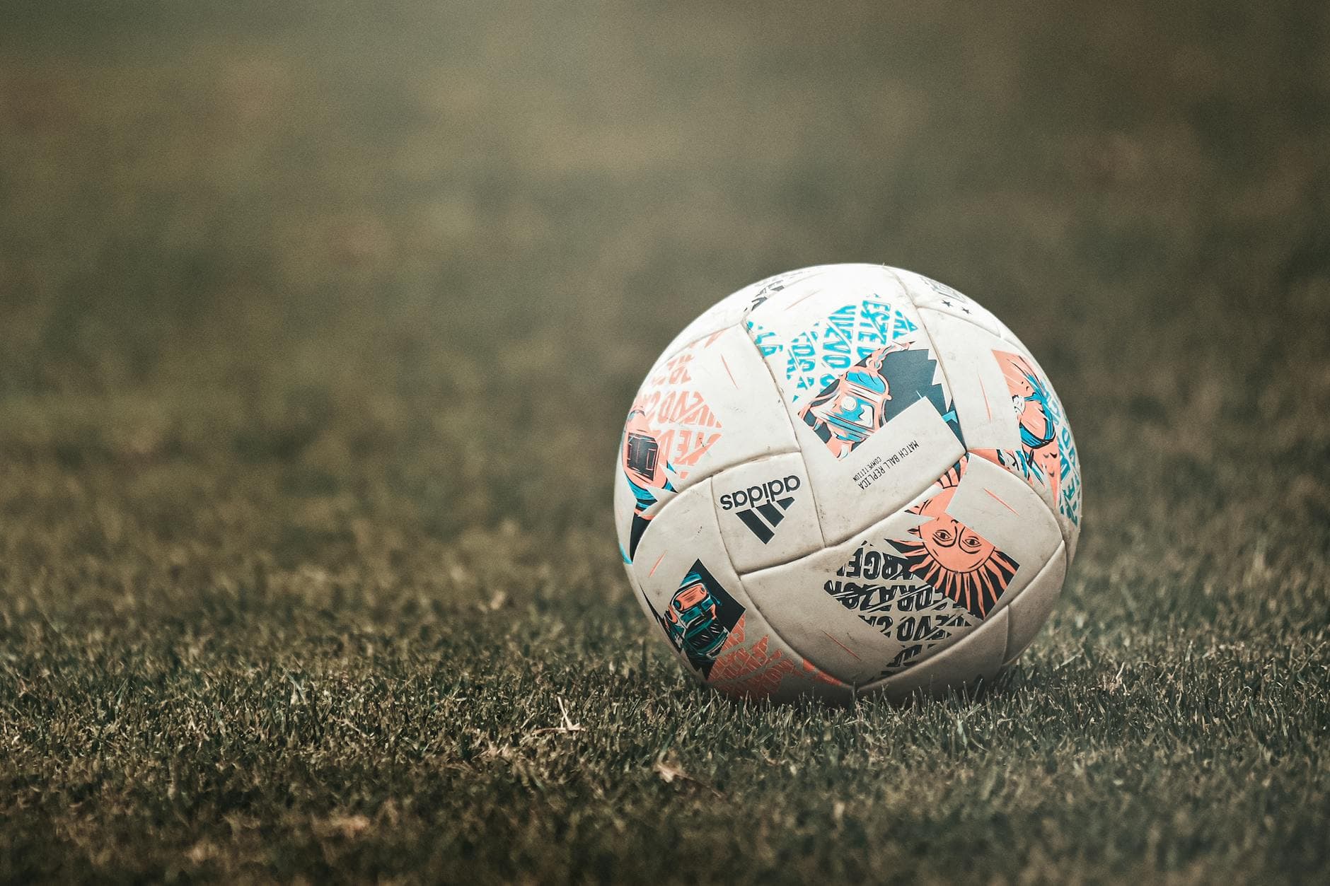 Adidas Torfabrik kehrt zur Saison 2026/27 als Bundesliga-Spielball zurück – Symbolbild