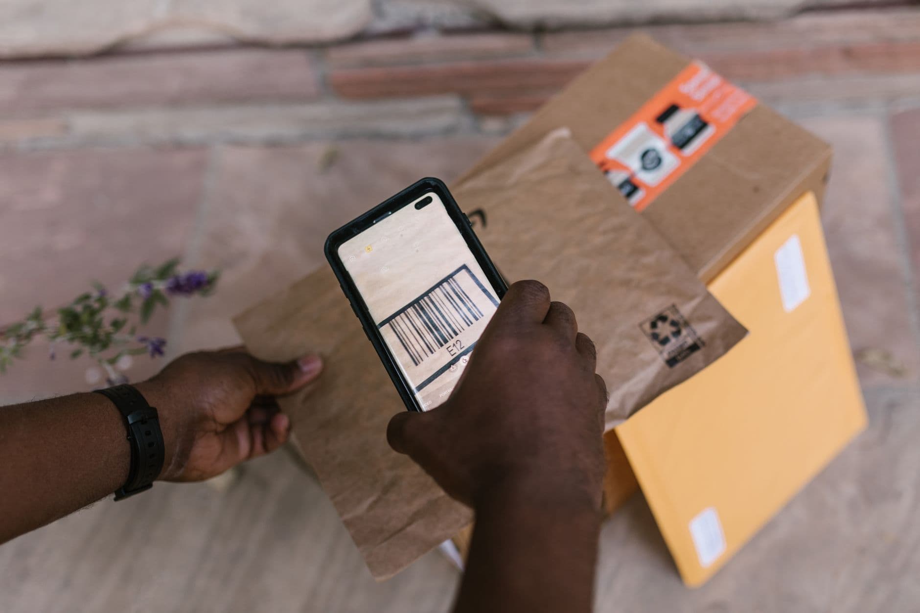 Verbraucherzentralen warnen vor Welle gefälschter Paket-SMS zum Ferienbeginn – Symbolbild