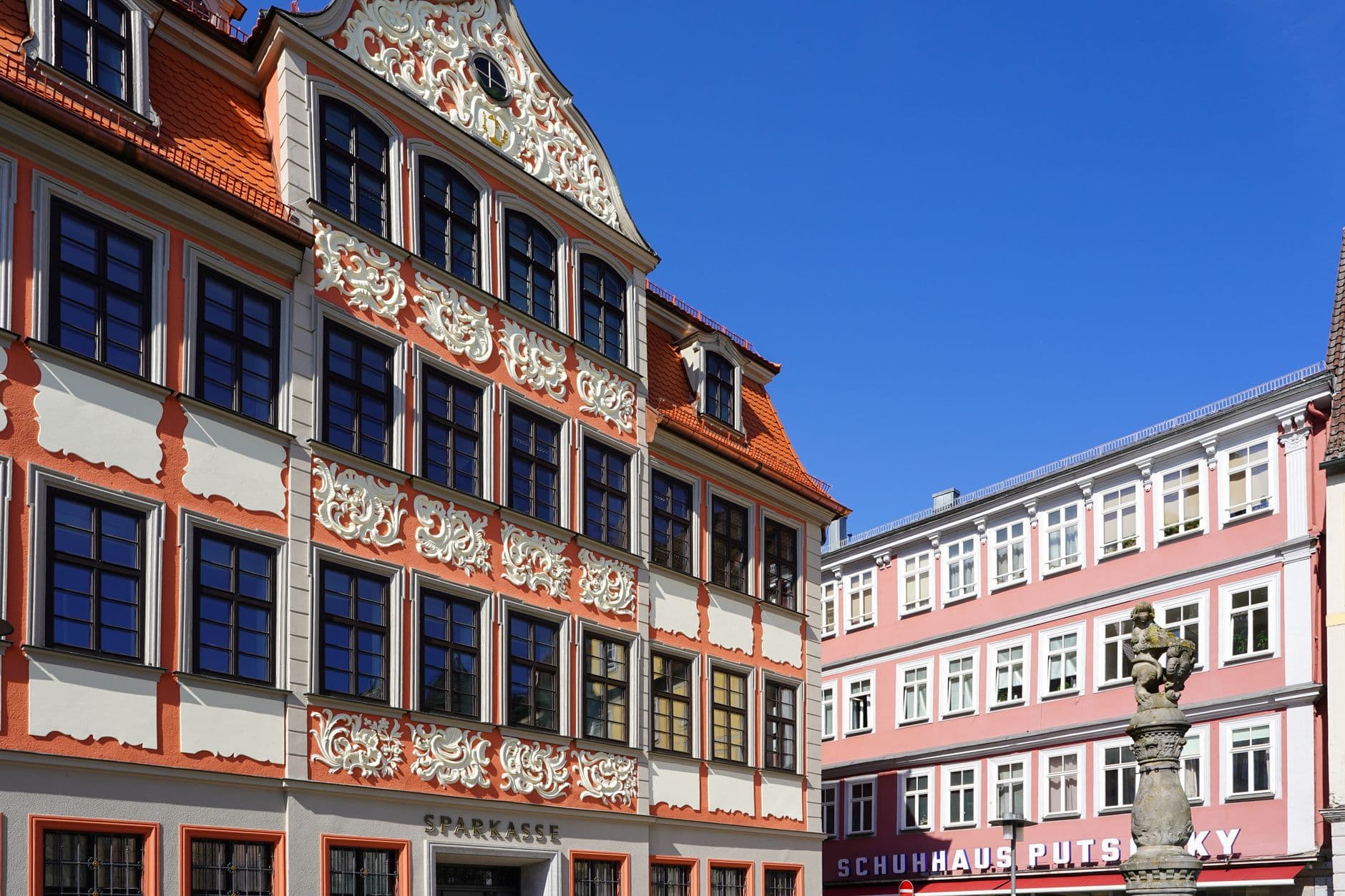 Warum Volksbanken und Sparkassen Filialen auf dem Land schließen – Symbolbild