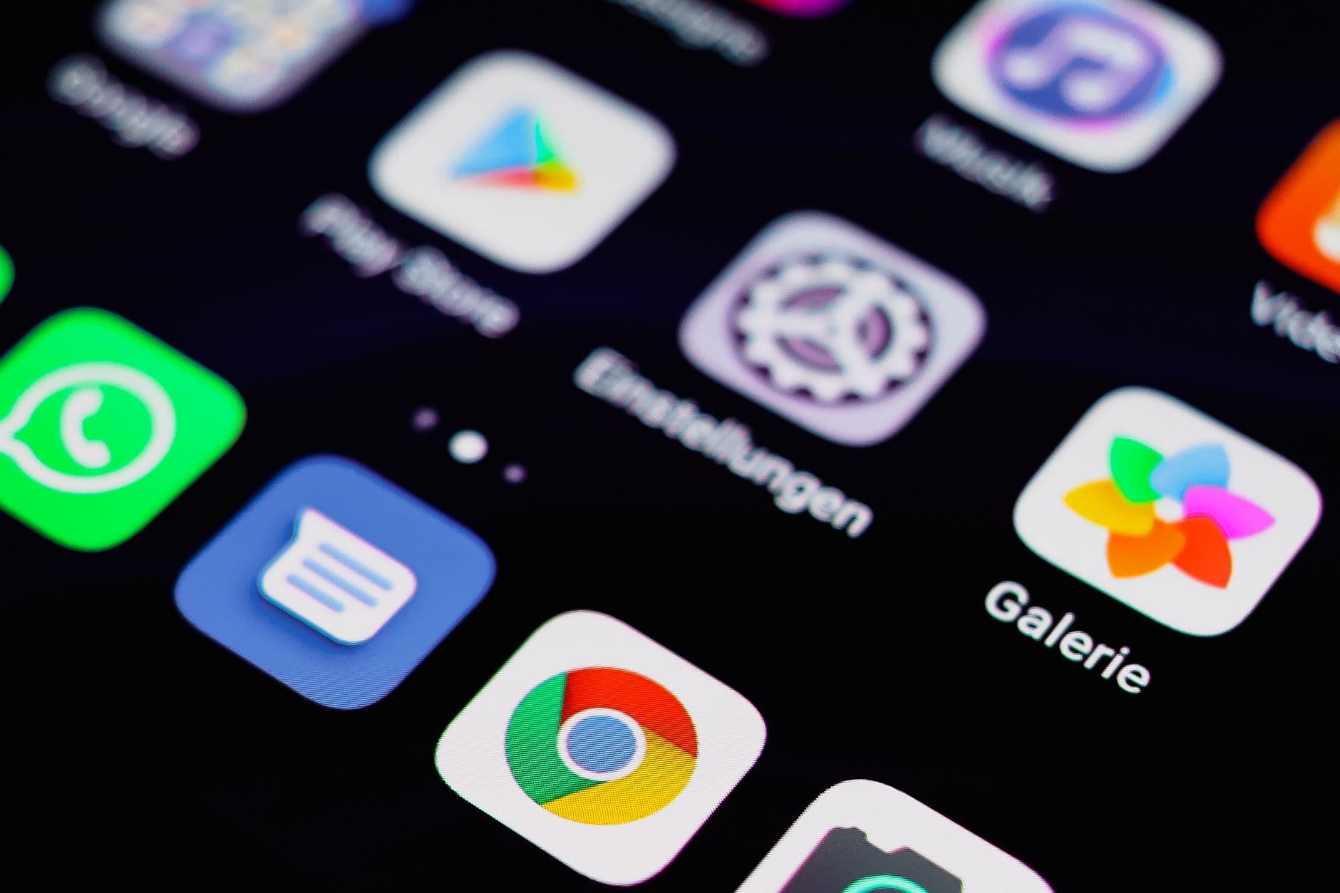 Handydiebstahl auf Volksfesten: Diese Schutzfunktionen von iOS und Android helfen – Symbolbild