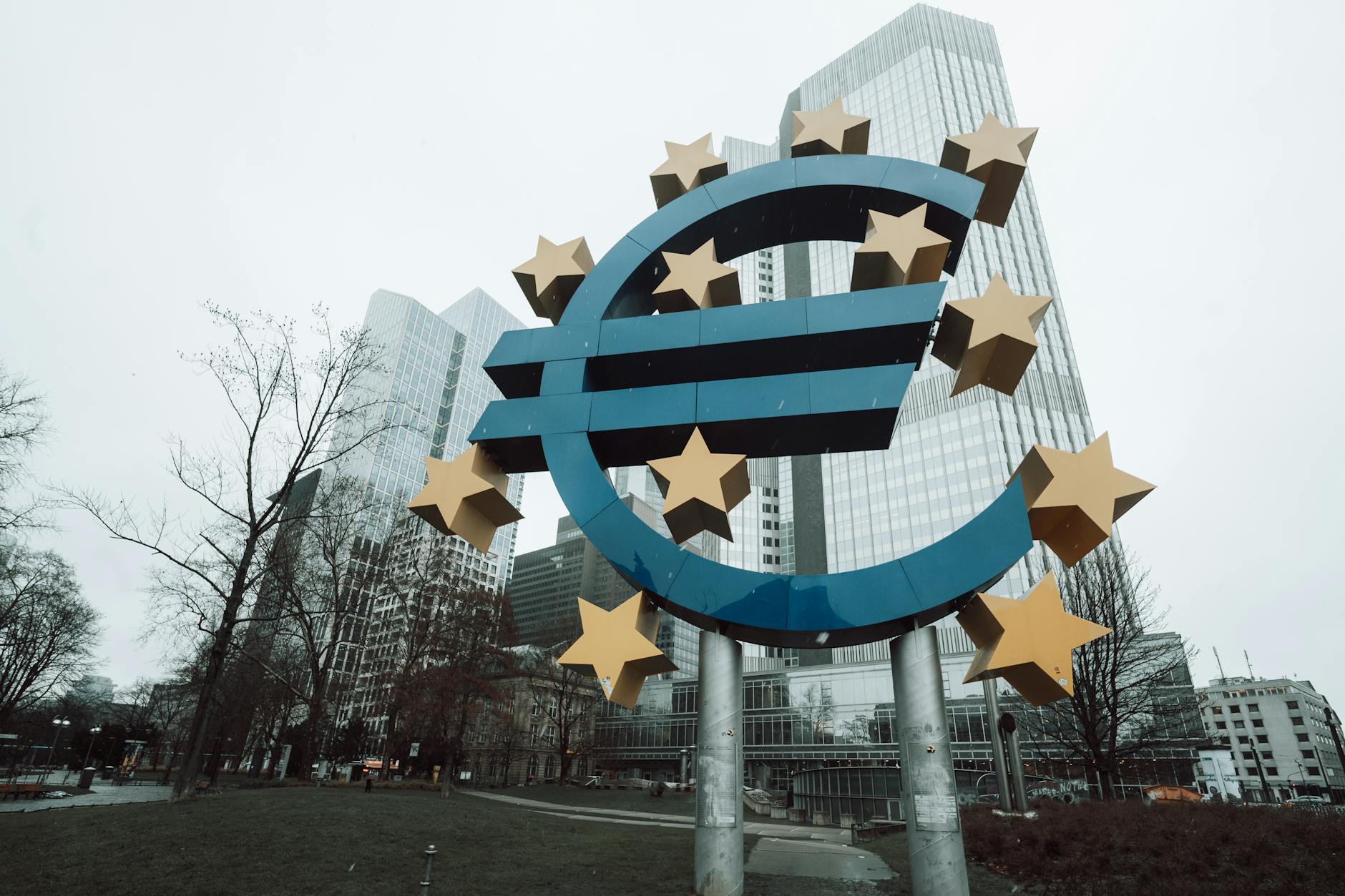 EZB hält an vorsichtiger Zinspolitik fest — Lagarde dämpft Erwartungen